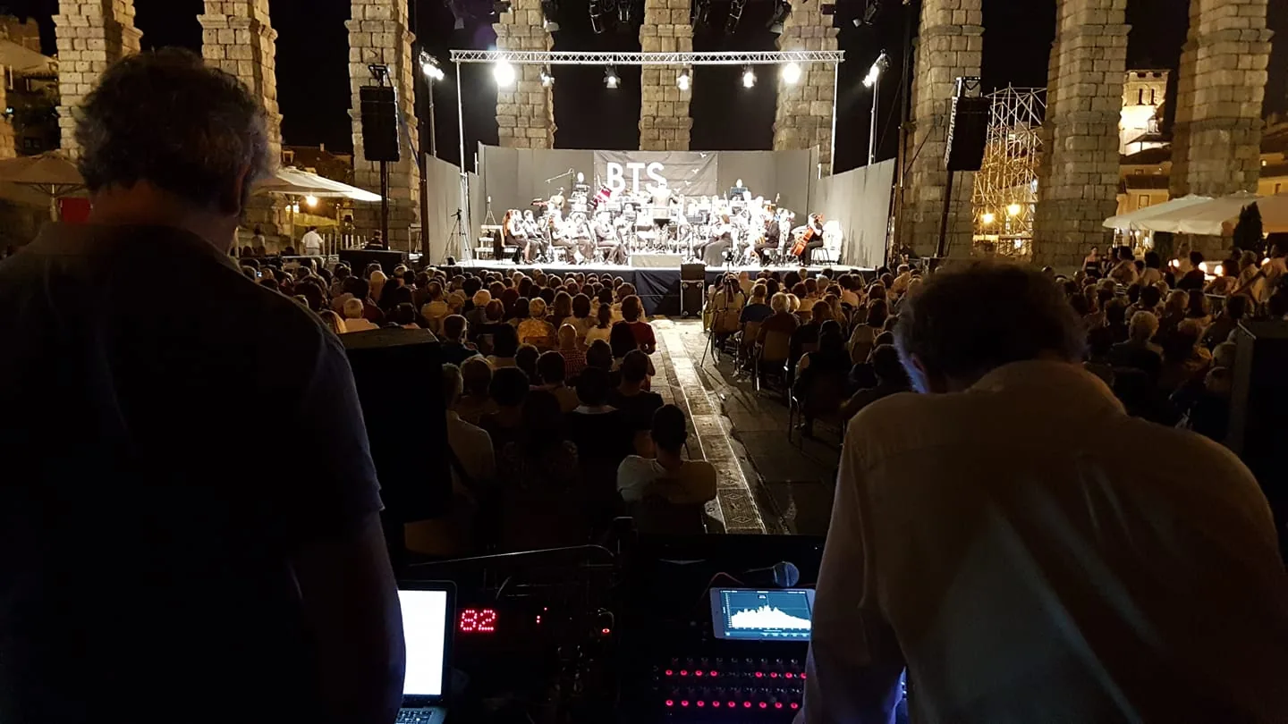 Concierto al aire libre junto al Acueducto de Segovia, visto desde la mesa de control con el público delante